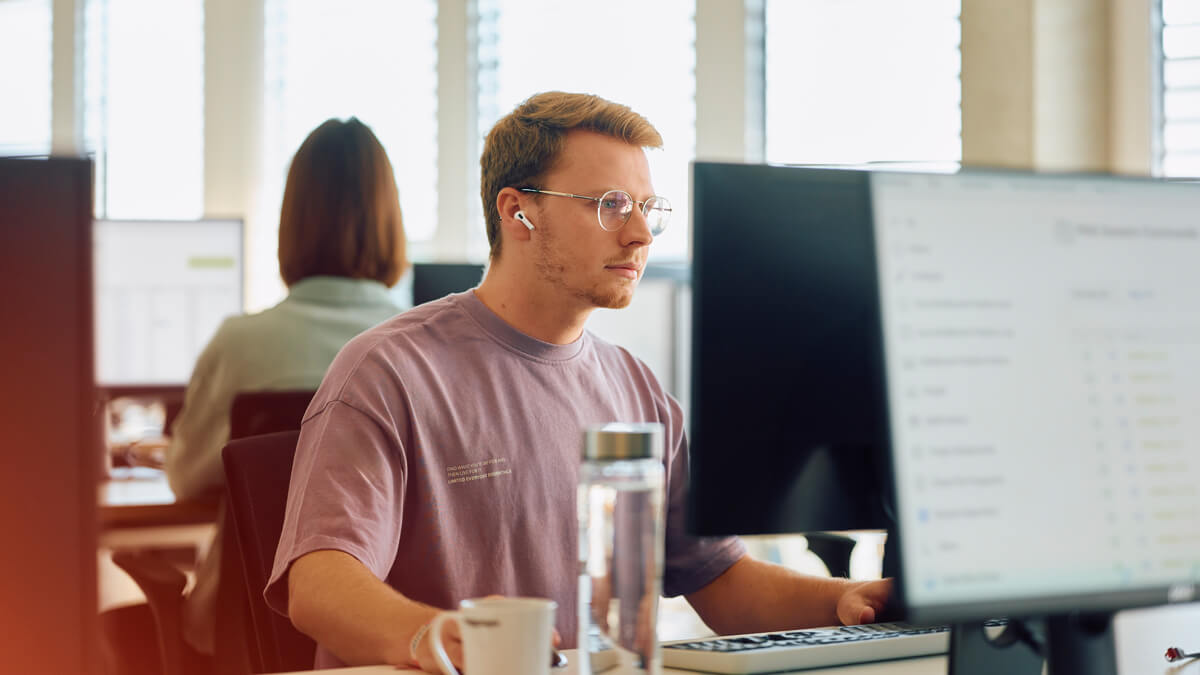 Mitarbeiter vor dem PC 